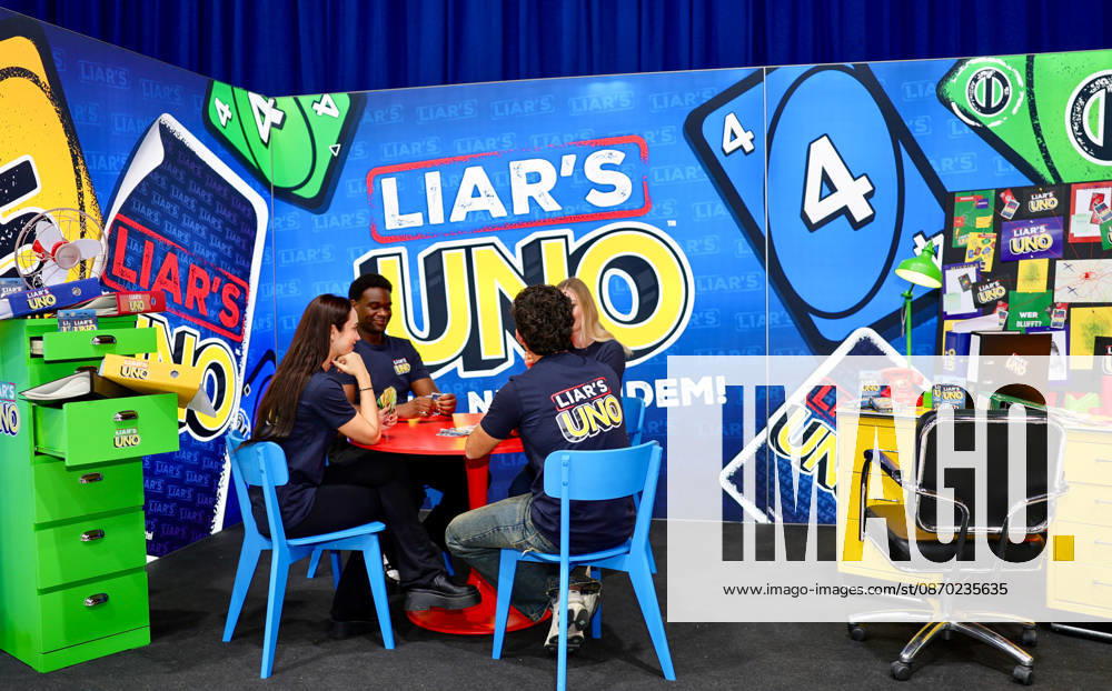 Spiel 26 Messe in Essen - Mattel stellt Neuheit UNO LIAR S Kartenspiel vor Essen Grugahalle Messe NRW Deutschland
