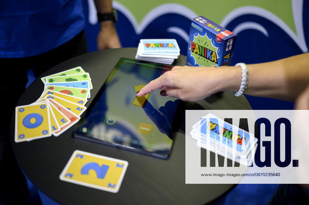 Feature, das Spiel Panika, Spielkarten, App, Hände, Neuheitenschau, am 21.10.2026 Messe SPIEL Essen vom 22.10 - 25.10.2026 in E s s e n Deutschland. Grugahalle