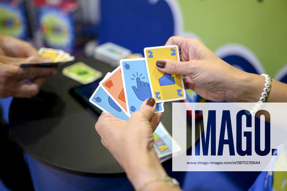 Feature, das Spiel Panika, Spielkarten, App, Hände halten die verschiedenen Karten, Neuheitenschau, am 21.10.2026 Messe SPIEL Essen vom 22.10 - 25.10.2026 in E s s e n Deutschland. Grugahalle