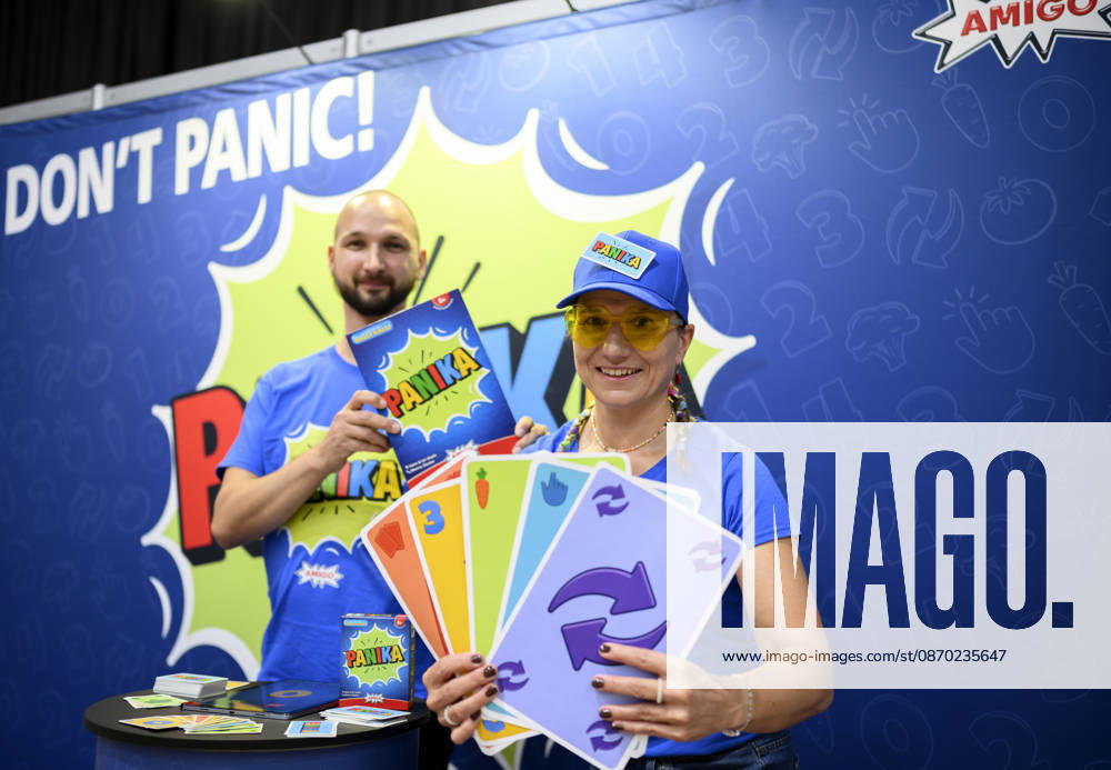 Spielstand von dem Spiel Panika, MitarbeiterInnen präsentieren die Spielkarten, Neuheitenschau, am 21.10.2026 Messe SPIEL Essen vom 22.10 - 25.10.2026 in E s s e n Deutschland. Grugahalle