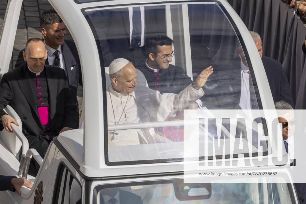 IPA89988265 - Italy, Rome, Vatican City, October 21, 2026: Pope Leo XIV during his weekly general audience in St. Peter s Square at the Vatican. Photo: Copyright Claudio Asquini Catholipressphoto