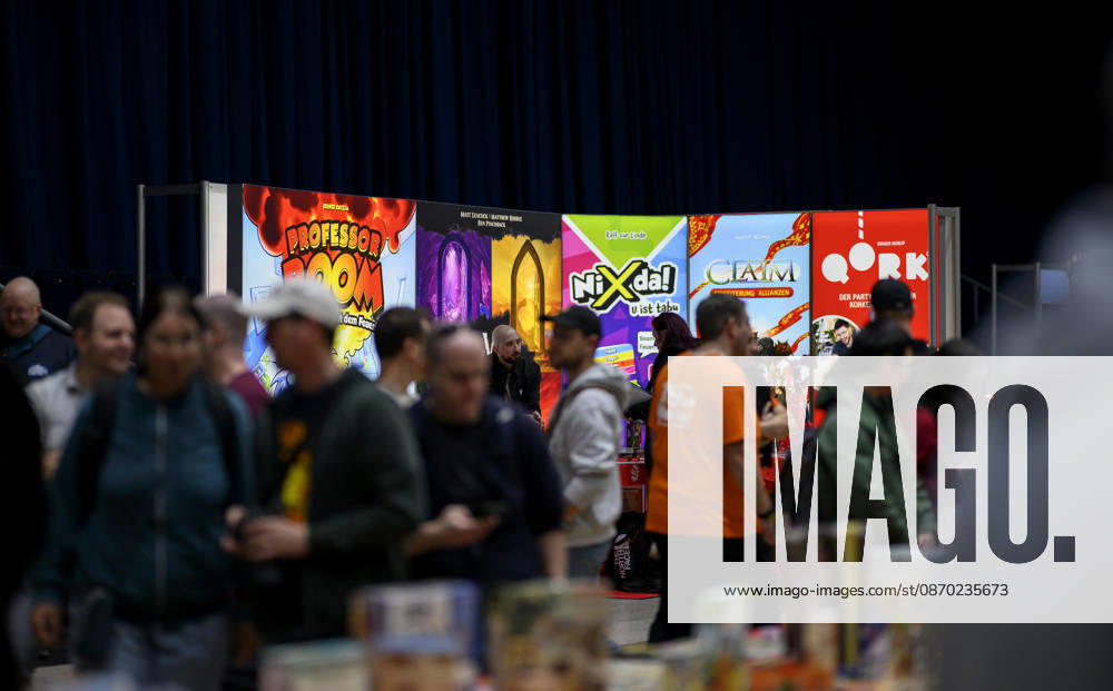 Feature, Blick in die Halle der Neuheitenschau, Besucher informieren sich, am 21.10.2026 Messe SPIEL Essen vom 22.10 - 25.10.2026 in E s s e n Deutschland. Grugahalle