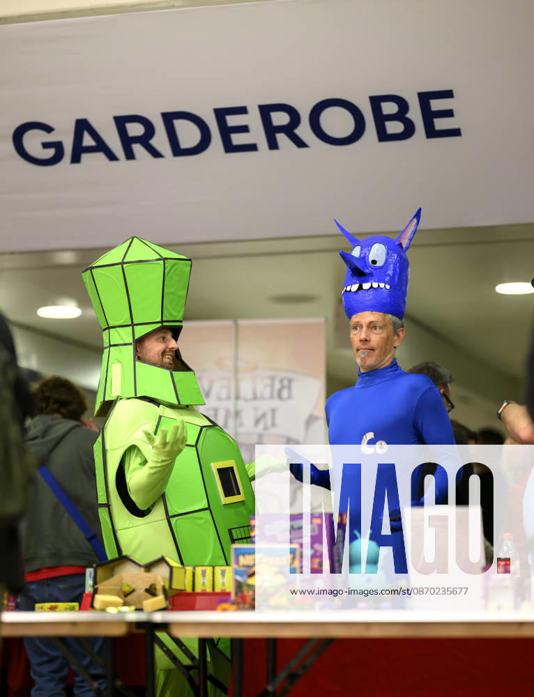 Feature, zwei verkleidetet Menschen auf der Messe dahinter steht Garderobe, Neuheitenschau, am 21.10.2026 Messe SPIEL Essen vom 22.10 - 25.10.2026 in E s s e n Deutschland. Grugahalle