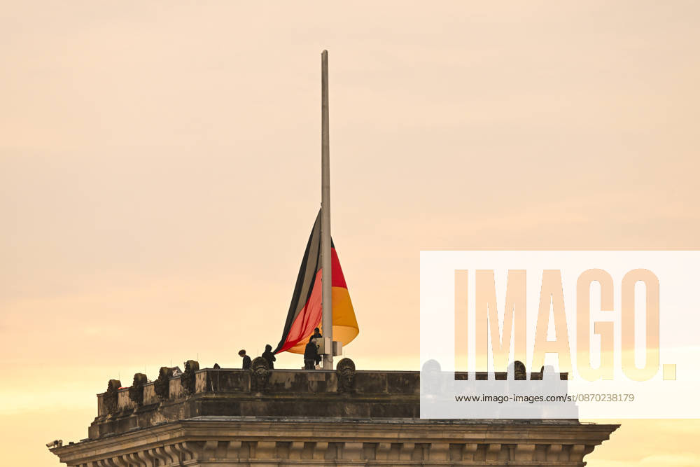 German national flag replaced atop Bundestag building in Berlin BERLIN, GERMANY - OCTOBER 21: Workers replace one of the German national flags atop the roof of the Bundestag (Federal Parliament) building in Berlin, Germany, on October 21, 2026. Staff hoisted the tricolor flag of black, red, and gold as part of routine maintenance on the historic Reichstag building. Halil Sagirkaya Anadolu Berlin Germany. Editorial use only. Please get in touch for any other usage.