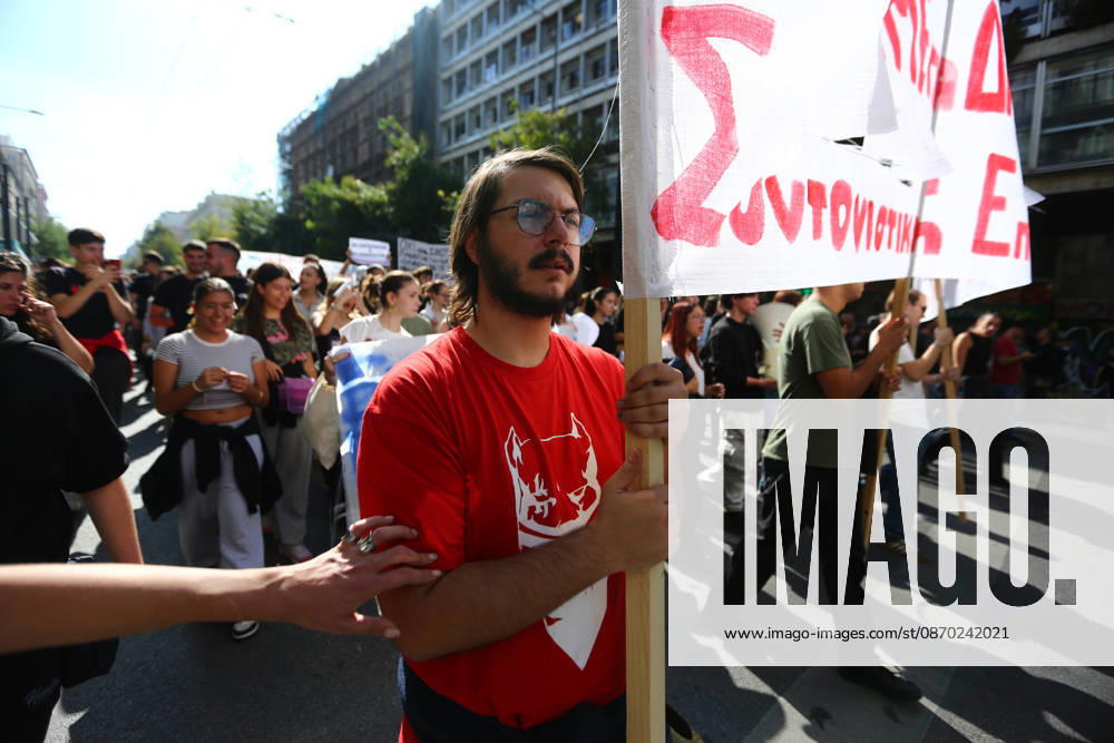 Students, school pupils, teachers and university professors take part in a large education protest. Thousands of demonstrators march through the city center, carrying banners and chanting slogans during the mass mobilization. Athens GREECE - ZUMAx103 20261021_zip_x103_007