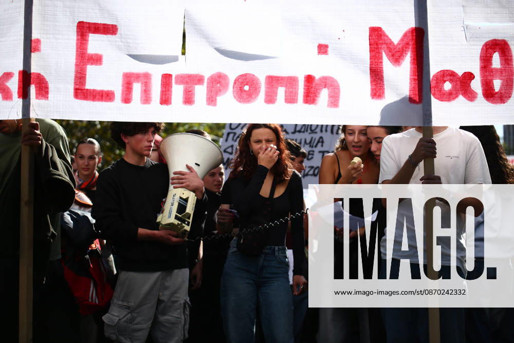 Students, school pupils, teachers and university professors take part in a large education protest. Thousands of demonstrators march through the city center, carrying banners and chanting slogans during the mass mobilization. Athens GREECE - ZUMAx103 20261021_zip_x103_009