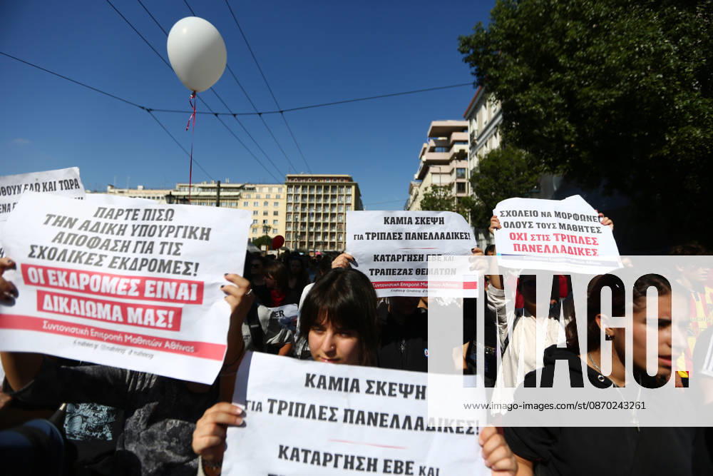 Students, school pupils, teachers and university professors take part in a large education protest. Thousands of demonstrators march through the city center, carrying banners and chanting slogans during the mass mobilization. Athens GREECE - ZUMAx103 20261021_zip_x103_014