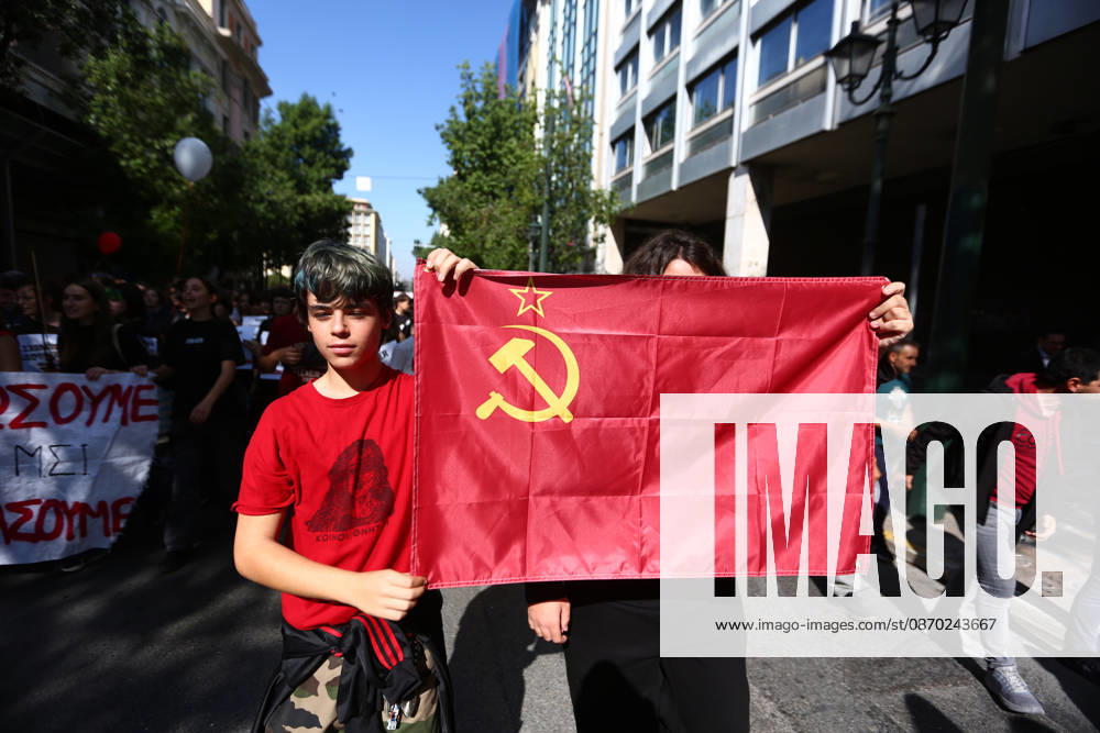 A young demonstrator carries a red flag bearing the hammer and sickle during the mass education protest. Athens GREECE - ZUMAx103 20261021_zip_x103_017