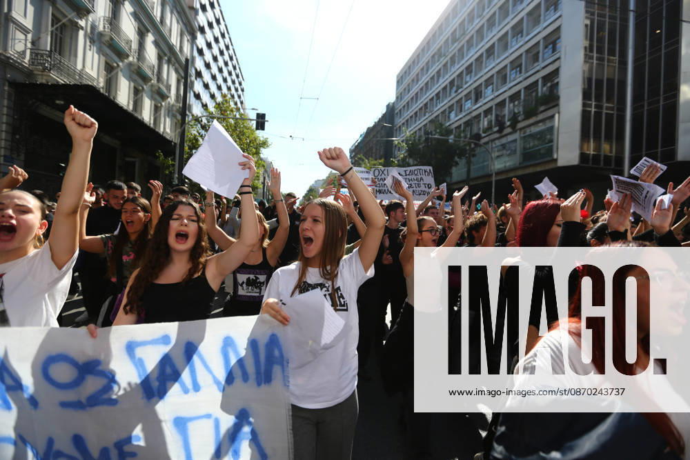 Students, school pupils, teachers and university professors take part in a large education protest. Thousands of demonstrators march through the city center, carrying banners and chanting slogans during the mass mobilization. Athens GREECE - ZUMAx103 20261021_zip_x103_019