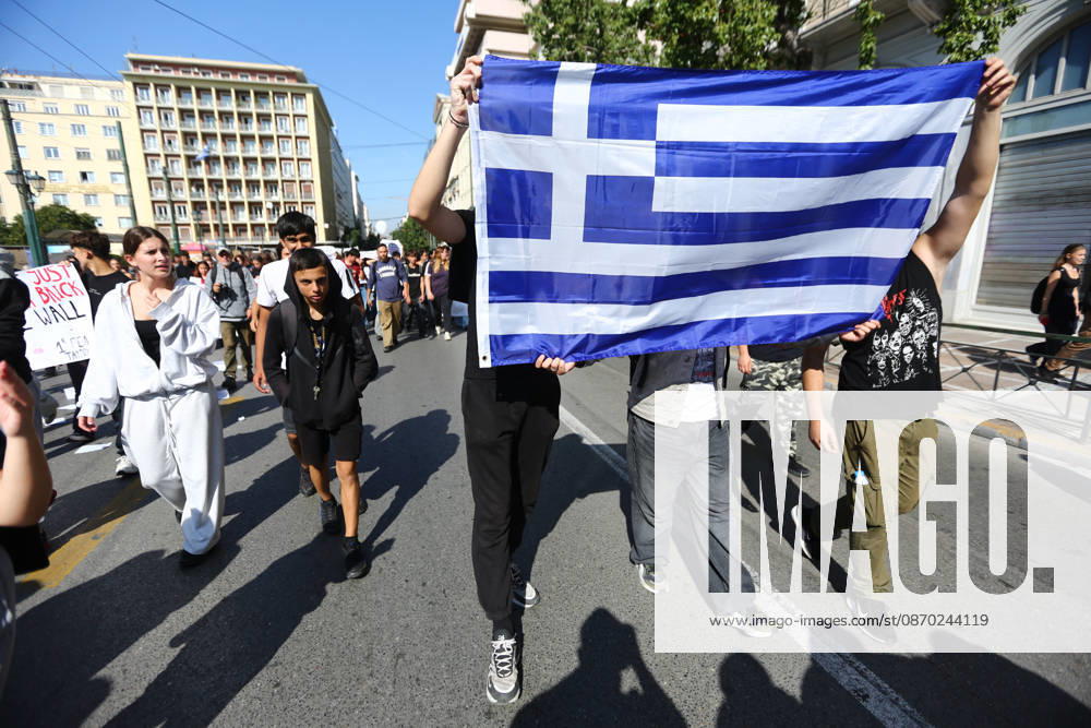 Students carry a large Greek flag during the education protest march through central Athens. Athens GREECE - ZUMAx103 20261021_zip_x103_024