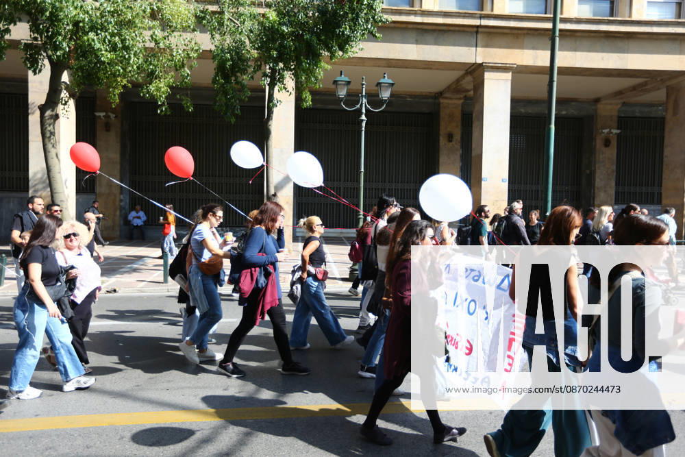 Students, school pupils, teachers and university professors take part in a large education protest. Thousands of demonstrators march through the city center, carrying banners and chanting slogans during the mass mobilization. Athens GREECE - ZUMAx103 20261021_zip_x103_021