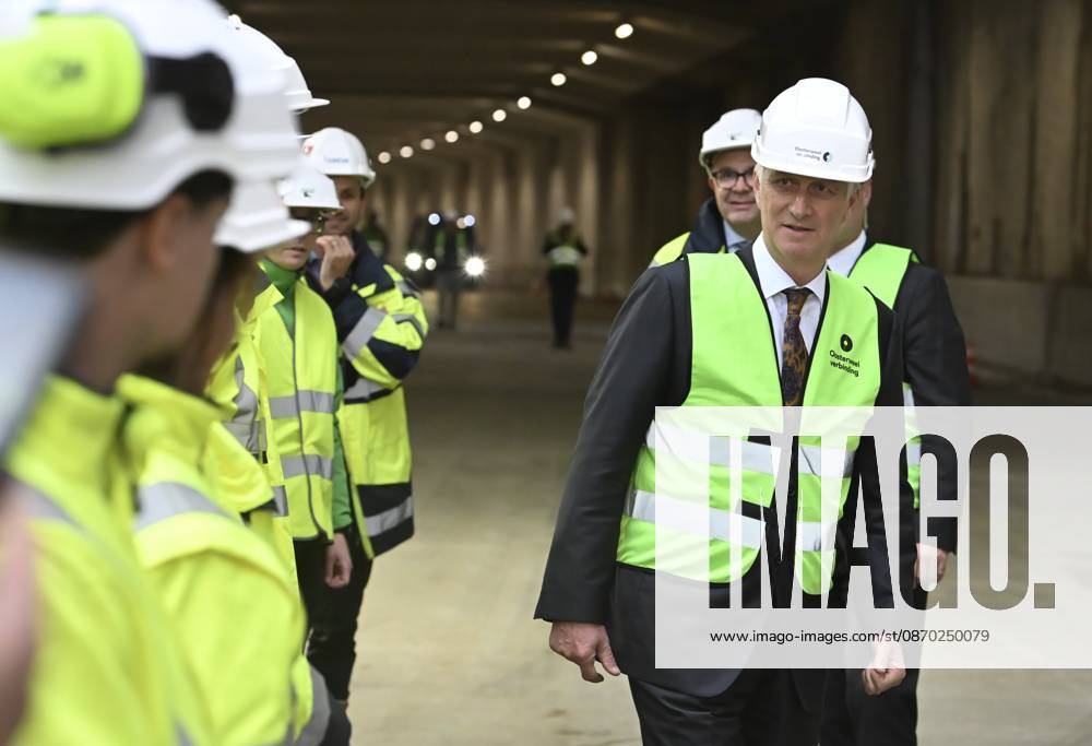 The King Crosses The Oosterweel Tunnel ANTWERPEN, BELGIUM - OCTOBER 21 : King Philippe crosses the Oosterweel tunnel during his visit of the construction site of the Oosterweel Link in Antwerp. This major infrastructure project, led by the project owner Lantis, will complete the Antwerp Ring Road (R1) through a complex system of new tunnels. The link aims to structurally resolve the traffic congestion around Antwerp by diverting heavy port and through traffic via an additional Scheldt tunnel. Antwerpen, Belgium, 21 10 2026 Antwerpen Belgium