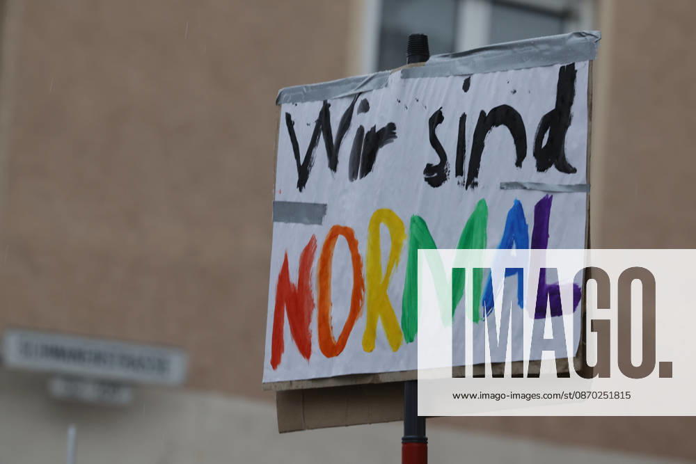 AfD Bürgerdialog 21.10.2026 Das Bündnis gegen Rechs ruft zur Gegendemonstration zum AfD Bürgerdialog der Hessischen AfD Landtagsfraktion mit den MdL Roman Bausch, Robert Lambrou und Bernd Erich Vohl in Darmstadt-Eberstadt Schwanenstraße Ernst-Ludwig-Saal auf - hier Schild Wir sind Normal in bunter Schrift Darmstadt Hessen Deutschland