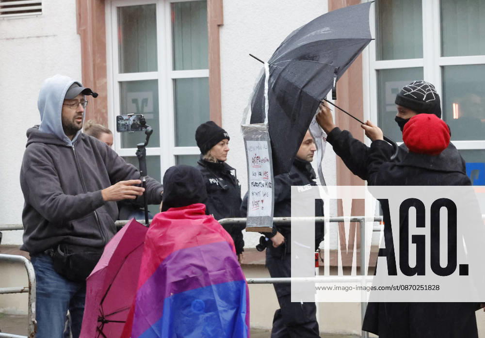 AfD Bürgerdialog 21.10.2026 Das Bündnis gegen Rechs ruft zur Gegendemonstration zum AfD Bürgerdialog der Hessischen AfD Landtagsfraktion mit den MdL Roman Bausch, Robert Lambrou und Bernd Erich Vohl in Darmstadt-Eberstadt Schwanenstraße Ernst-Ludwig-Saal auf - hier hier Protest einer Demonstrationsteilnehmerin gegen Videofilmer Darmstadt Hessen Deutschland