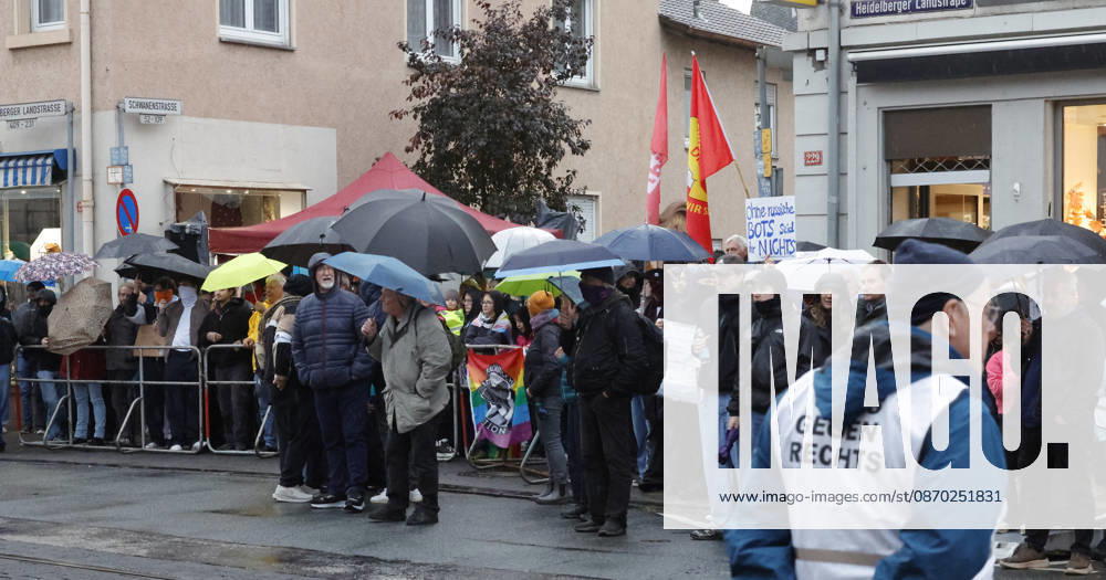 AfD Bürgerdialog 21.10.2026 Das Bündnis gegen Rechs ruft zur Gegendemonstration zum AfD Bürgerdialog der Hessischen AfD Landtagsfraktion mit den MdL Roman Bausch, Robert Lambrou und Bernd Erich Vohl in Darmstadt-Eberstadt Schwanenstraße Ernst-Ludwig-Saal auf - hier Gegendemonstranten ggü des Saales Darmstadt Hessen Deutschland