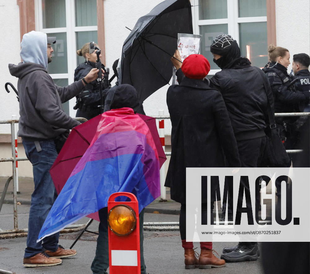 AfD Bürgerdialog 21.10.2026 Das Bündnis gegen Rechs ruft zur Gegendemonstration zum AfD Bürgerdialog der Hessischen AfD Landtagsfraktion mit den MdL Roman Bausch, Robert Lambrou und Bernd Erich Vohl in Darmstadt-Eberstadt Schwanenstraße Ernst-Ludwig-Saal auf - hier Protest einer Demonstrationsteilnehmerin gegen Videofilmer Darmstadt Hessen Deutschland