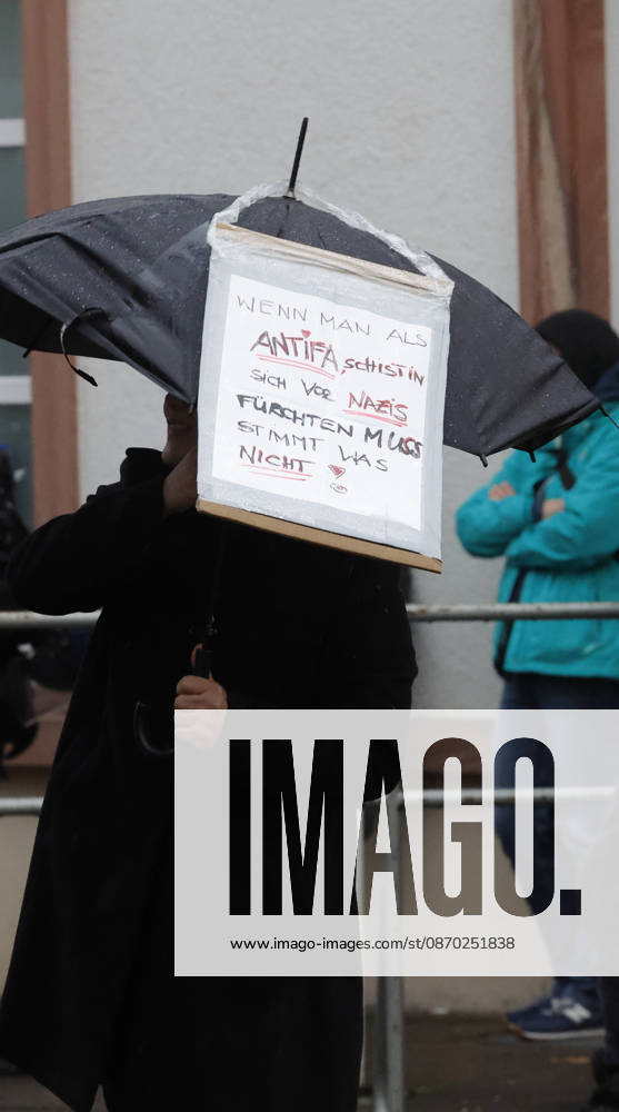 AfD Bürgerdialog 21.10.2026 Das Bündnis gegen Rechs ruft zur Gegendemonstration zum AfD Bürgerdialog der Hessischen AfD Landtagsfraktion mit den MdL Roman Bausch, Robert Lambrou und Bernd Erich Vohl in Darmstadt-Eberstadt Schwanenstraße Ernst-Ludwig-Saal auf - hier Protest einer Demonstrationsteilnehmerin gegen Videofilmer Darmstadt Hessen Deutschland