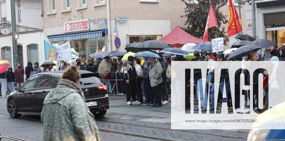 AfD Bürgerdialog 21.10.2026 Das Bündnis gegen Rechs ruft zur Gegendemonstration zum AfD Bürgerdialog der Hessischen AfD Landtagsfraktion mit den MdL Roman Bausch, Robert Lambrou und Bernd Erich Vohl in Darmstadt-Eberstadt Schwanenstraße Ernst-Ludwig-Saal auf - hier Gegendemonstranten ggü des Saales Darmstadt Hessen Deutschland