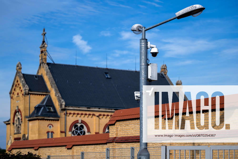 Deutschland,Sachsen, Bautzen : Eine Überwachungskamera und eine Straßenlaterne vor den historischen Gebäuden der Justizvollzugsanstalt Bautzen in Sachsen. Die Gefängnisanlage ist durch Mauern und Sicherheitszäune gesichert.