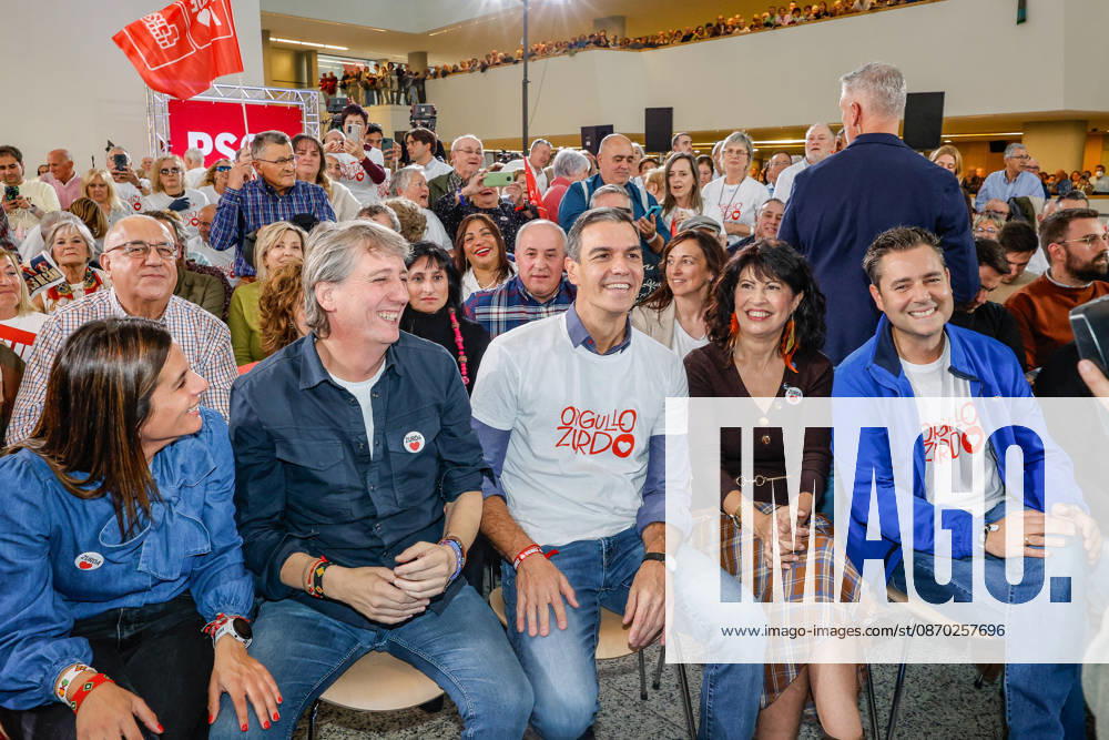 Sánchez Participates in a Pre-Campaign Event in Burgos: The secretary general of the Castile and León Socialist Party, Carlos Martínez (2i), Prime Minister Pedro Sánchez (c), and Minister of Equality Ana Redondo (2d) during a pre-campaign event, at Fórum Evolución, on October 21, 2026, in Burgos, Castile and León, Spain. This is Sánchez’s third visit to Castile and León since the elections were called, as the Socialist leader visited Ponferrada, León, last Sunday, October 11, for an event at La Térmica Cultural, and this Monday, the 19th, in Valladolid, he led an event at the Cúpula del Milenio on October 21, 2026, in Tomá, Burgos, Castile and León, Burgos, Castile and León, Spain