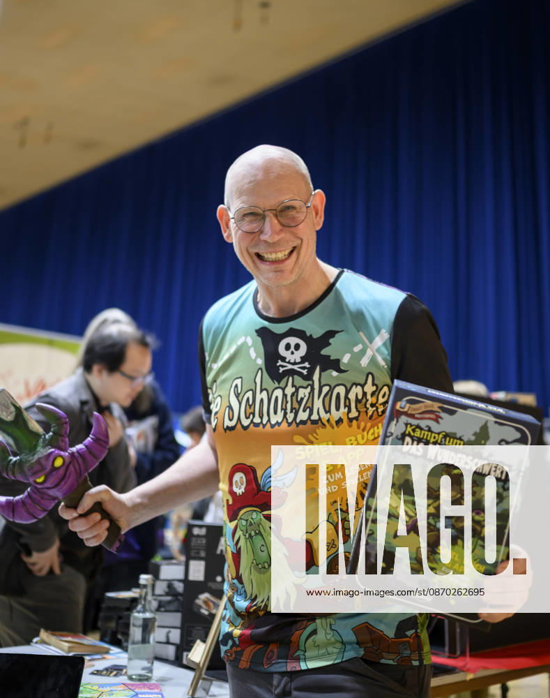 Ein Mitarbeiter präsentiert das Spiel - Kampf um das Wunderschwert - von Peasoup (Dänemark), 3-in-1 Spiel, Gamebook, Brettspiel und interaktive App in einem, Neuheitenschau, am 21.10.2026 Messe SPIEL Essen vom 22.10 - 25.10.2026 in E s s e n Deutschland. Grugahalle