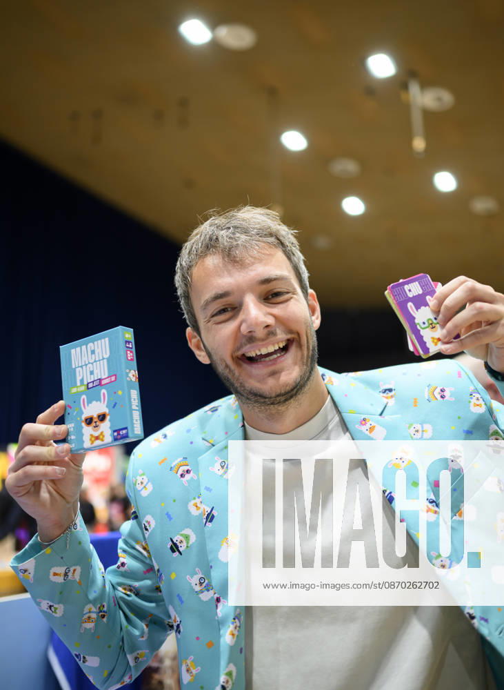 Ein Mitarbeiter im Lama Anzug zeigt das Partyspiel Machu Pichu, Spielkarten, Karten, Neuheitenschau, am 21.10.2026 Messe SPIEL Essen vom 22.10 - 25.10.2026 in E s s e n Deutschland. Grugahalle