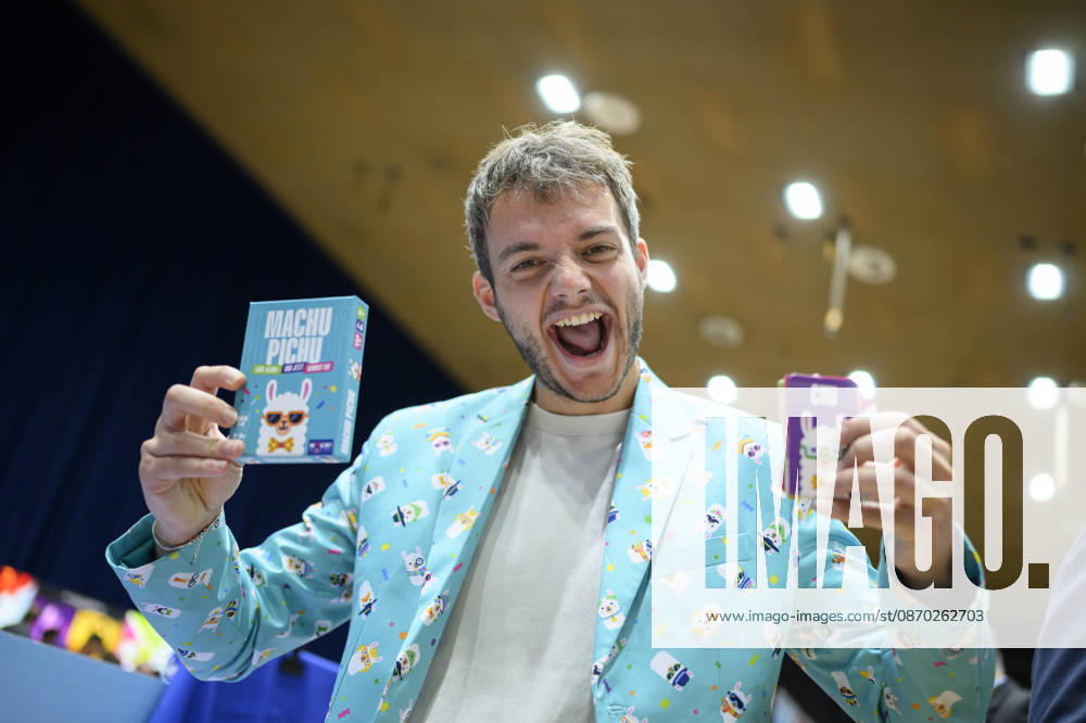 Ein Mitarbeiter im Lama Anzug zeigt das Partyspiel Machu Pichu, Spielkarten, Karten, Neuheitenschau, am 21.10.2026 Messe SPIEL Essen vom 22.10 - 25.10.2026 in E s s e n Deutschland. Grugahalle