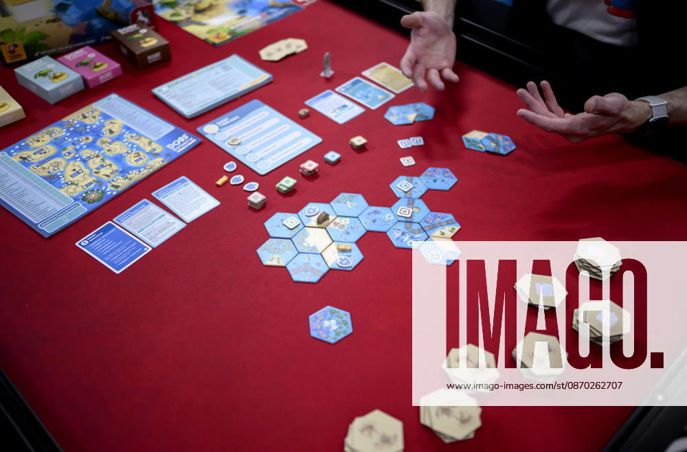 Das Spiel - Dorfromantik - Südsee - von Pegasus Spiele, die Plättchen liegen auf dem Tisch, Spielsteine, Spielmaterial, Neuheitenschau, am 21.10.2026 Messe SPIEL Essen vom 22.10 - 25.10.2026 in E s s e n Deutschland. Grugahalle
