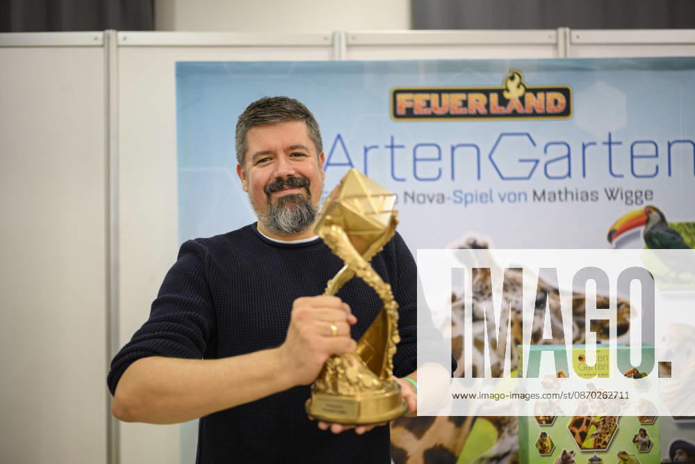Autor Mathias Wigge, mit dem 1. Preis. Sieger Spiel, 1.Platz Artengarten (Verlag: Feuerland, Autor: Mathias Wigge) Deutscher Spiele Preis am 21.10.2026 Messe SPIEL Essen vom 22.10 - 25.10.2026 in E s s e n Deutschland. Grugahalle
