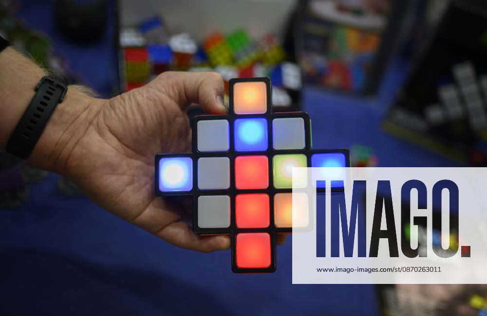 Eine Hand hält das Spiel - Rubik s Rush - ein Elektronisches Farb- und Reaktionsspiel, Neuheitenschau, am 21.10.2026 Messe SPIEL Essen vom 22.10 - 25.10.2026 in E s s e n Deutschland. Grugahalle