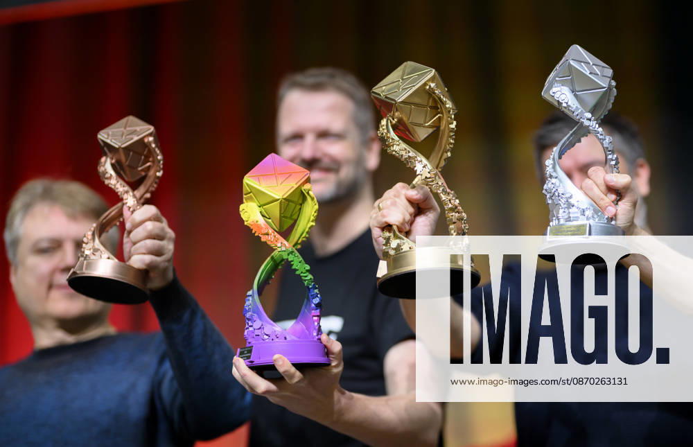 Feature, die Sieger zeigen die Trophäen, Preisverleihung Deutscher Spiele Preis, Pressekonferenz am 21.10.2026 Messe SPIEL Essen vom 22.10 - 25.10.2026 in E s s e n Deutschland. Grugahalle