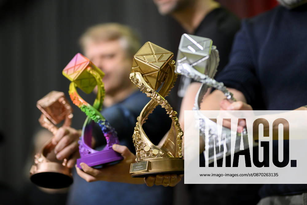 Feature, die Sieger zeigen die Trophäen, Preisverleihung Deutscher Spiele Preis, Pressekonferenz am 21.10.2026 Messe SPIEL Essen vom 22.10 - 25.10.2026 in E s s e n Deutschland. Grugahalle