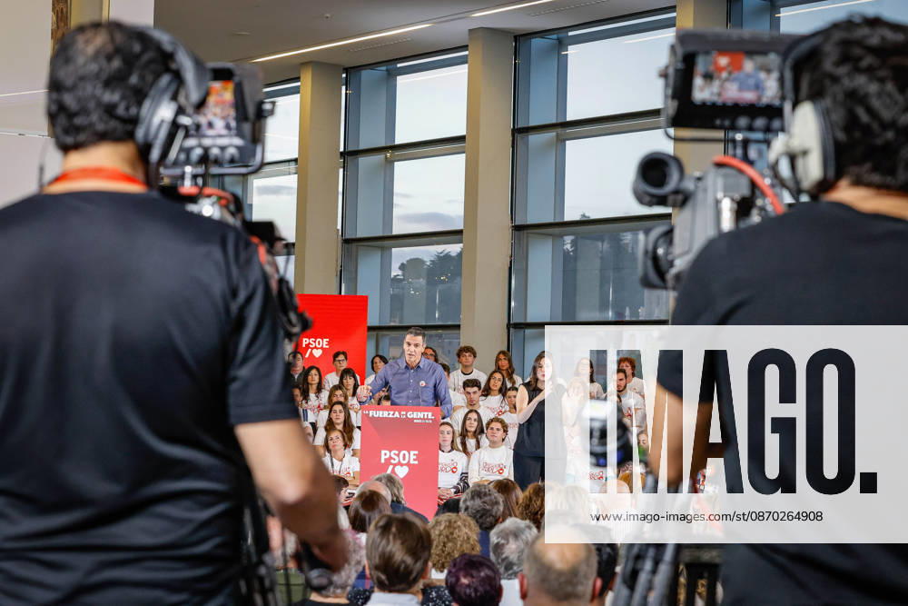 Sánchez Participates in a Pre-Campaign Event in Burgos Prime Minister Pedro Sánchez speaks during a PSOE pre-campaign event at Fórum Evolución on October 21, 2026, in Burgos, Castile and León, Spain. This is Sánchez’s third visit to Castile and León since the election was called; the Socialist leader visited Ponferrada, León, last Sunday, October 11, for an event at La Térmica Cultural, and this Monday, the 19th, in Valladolid, he led an event at the Cúpula del Milenio. October 21, 2026, Tomá, Burgos, Castile and León, Burgos, Castile and León, Spain