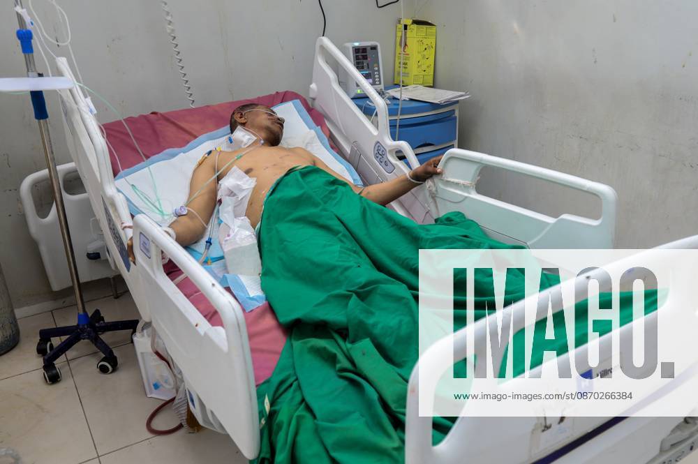 Healthcare crisis deepens in war-torn Yemeni city of Taiz TAIZ, YEMEN - OCTOBER 21: Wounded Yemeni civilians receive treatment under dire conditions at Al-Thawra Hospital, the city s largest public hospital, in Taiz, Yemen, on October 21, 2026. As intense clashes persist between Yemeni government forces and Iran-backed Houthi rebels for control of the strategically located province, healthcare facilities face severe disruption due to critical fuel shortages while thousands of displaced and conflict-affected families struggle to survive. Hamza Mustafa Anadolu Taiz Yemen. Editorial use only. Please get in touch for any other usage.