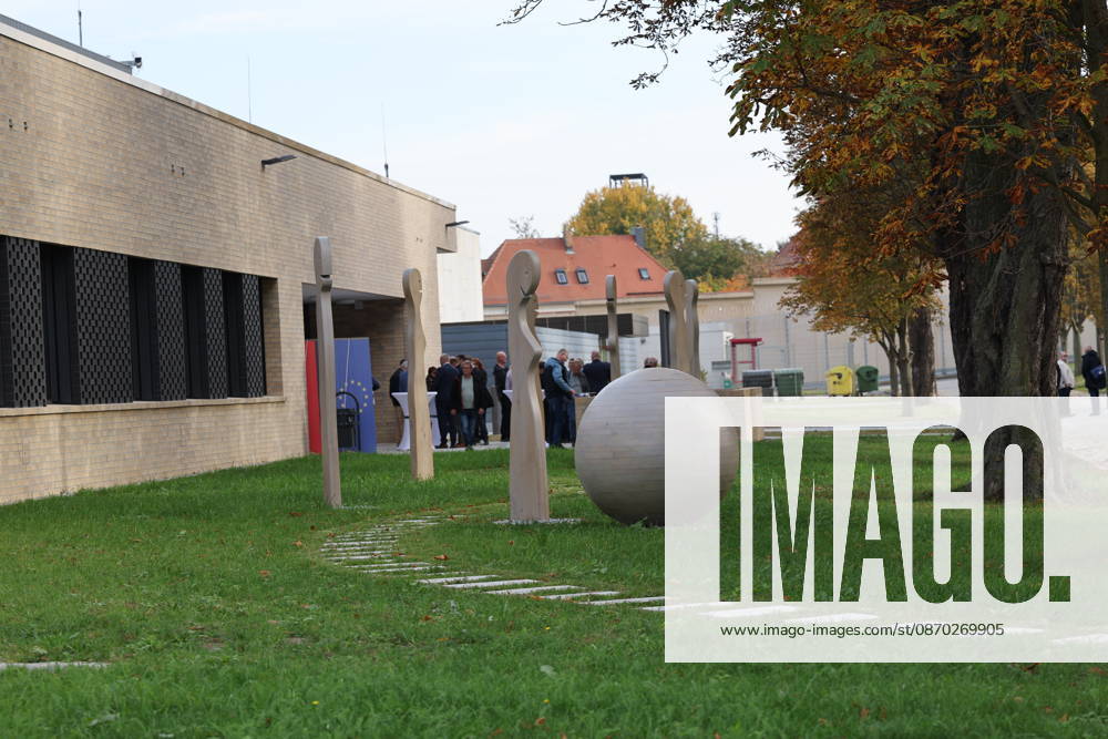 Die Niederlassung Bautzen des Staatsbetriebes Sächsisches Immobilien- und Baumanagement (SIB) hat heute den Neubau der Anstaltsküche in der Justizvollzugsanstalt Bautzen feierlich übergeben. Die bisherige Anstaltsküche war technisch veraltet und genügte nicht mehr den heutigen Anforderungen. Seit 2022 entstand ein moderner dreistöckiger Neubau mit rund 1.400 Quadratmetern Nutzfläche. Er ermöglicht optimale Arbeitsabläufe für Gefangene und Bedienstete bei der Essenszubereitung. Bautzen