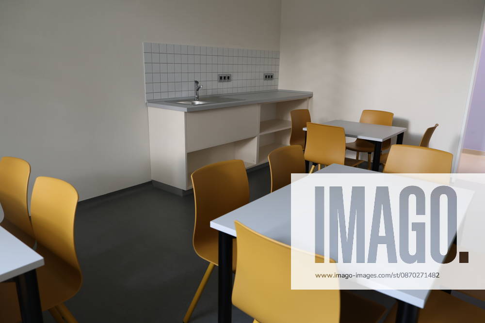 Die Niederlassung Bautzen des Staatsbetriebes Sächsisches Immobilien- und Baumanagement (SIB) hat heute den Neubau der Anstaltsküche in der Justizvollzugsanstalt Bautzen feierlich übergeben. Die bisherige Anstaltsküche war technisch veraltet und genügte nicht mehr den heutigen Anforderungen. Seit 2022 entstand ein moderner dreistöckiger Neubau mit rund 1.400 Quadratmetern Nutzfläche. Er ermöglicht optimale Arbeitsabläufe für Gefangene und Bedienstete bei der Essenszubereitung. Bautzen