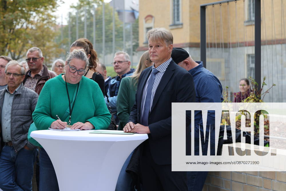 Oliver Schmidt, Leitender Regierungsdirektor und Anstaltsleiter der JVA Bautzen. Die Niederlassung Bautzen des Staatsbetriebes Sächsisches Immobilien- und Baumanagement (SIB) hat heute den Neubau der Anstaltsküche in der Justizvollzugsanstalt Bautzen feierlich übergeben. Die bisherige Anstaltsküche war technisch veraltet und genügte nicht mehr den heutigen Anforderungen. Seit 2022 entstand ein moderner dreistöckiger Neubau mit rund 1.400 Quadratmetern Nutzfläche. Er ermöglicht optimale Arbeitsabläufe für Gefangene und Bedienstete bei der Essenszubereitung. Bautzen