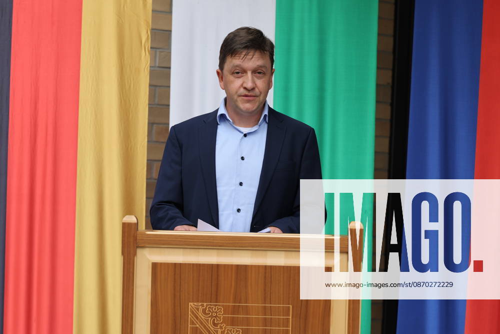 Jaroslaw Golaszewski, Niederlassungsleiter des Staatsbetriebs Sächsisches Immobilien- und Baumanagement Niederlassung Bautzen. Die Niederlassung Bautzen des Staatsbetriebes Sächsisches Immobilien- und Baumanagement (SIB) hat heute den Neubau der Anstaltsküche in der Justizvollzugsanstalt Bautzen feierlich übergeben. Die bisherige Anstaltsküche war technisch veraltet und genügte nicht mehr den heutigen Anforderungen. Seit 2022 entstand ein moderner dreistöckiger Neubau mit rund 1.400 Quadratmetern Nutzfläche. Er ermöglicht optimale Arbeitsabläufe für Gefangene und Bedienstete bei der Essenszubereitung. Bautzen