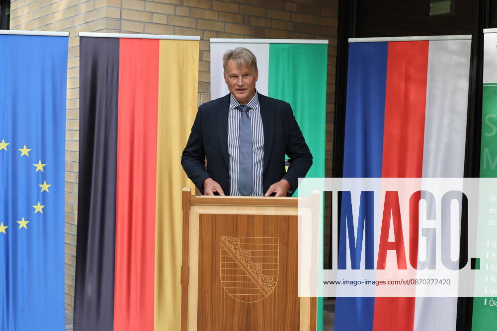 Oliver Schmidt, Leitender Regierungsdirektor und Anstaltsleiter der JVA Bautzen. Die Niederlassung Bautzen des Staatsbetriebes Sächsisches Immobilien- und Baumanagement (SIB) hat heute den Neubau der Anstaltsküche in der Justizvollzugsanstalt Bautzen feierlich übergeben. Die bisherige Anstaltsküche war technisch veraltet und genügte nicht mehr den heutigen Anforderungen. Seit 2022 entstand ein moderner dreistöckiger Neubau mit rund 1.400 Quadratmetern Nutzfläche. Er ermöglicht optimale Arbeitsabläufe für Gefangene und Bedienstete bei der Essenszubereitung. Bautzen