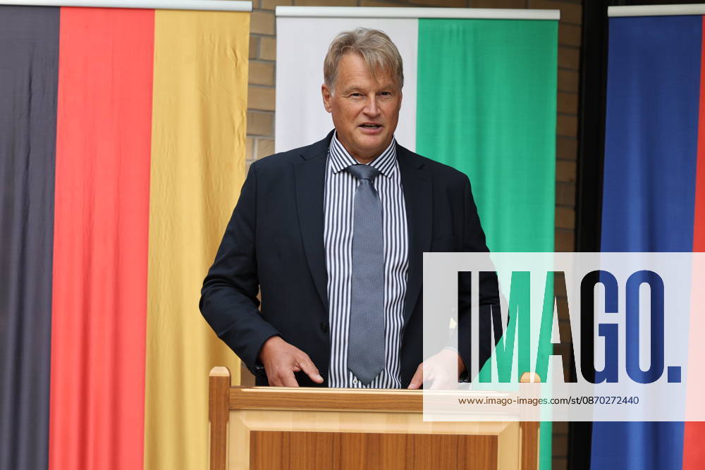 Oliver Schmidt, Leitender Regierungsdirektor und Anstaltsleiter der JVA Bautzen. Die Niederlassung Bautzen des Staatsbetriebes Sächsisches Immobilien- und Baumanagement (SIB) hat heute den Neubau der Anstaltsküche in der Justizvollzugsanstalt Bautzen feierlich übergeben. Die bisherige Anstaltsküche war technisch veraltet und genügte nicht mehr den heutigen Anforderungen. Seit 2022 entstand ein moderner dreistöckiger Neubau mit rund 1.400 Quadratmetern Nutzfläche. Er ermöglicht optimale Arbeitsabläufe für Gefangene und Bedienstete bei der Essenszubereitung. Bautzen