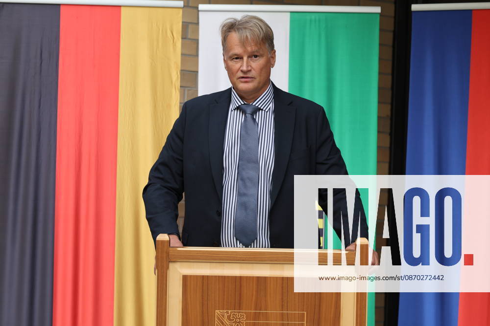 Oliver Schmidt, Leitender Regierungsdirektor und Anstaltsleiter der JVA Bautzen. Die Niederlassung Bautzen des Staatsbetriebes Sächsisches Immobilien- und Baumanagement (SIB) hat heute den Neubau der Anstaltsküche in der Justizvollzugsanstalt Bautzen feierlich übergeben. Die bisherige Anstaltsküche war technisch veraltet und genügte nicht mehr den heutigen Anforderungen. Seit 2022 entstand ein moderner dreistöckiger Neubau mit rund 1.400 Quadratmetern Nutzfläche. Er ermöglicht optimale Arbeitsabläufe für Gefangene und Bedienstete bei der Essenszubereitung. Bautzen