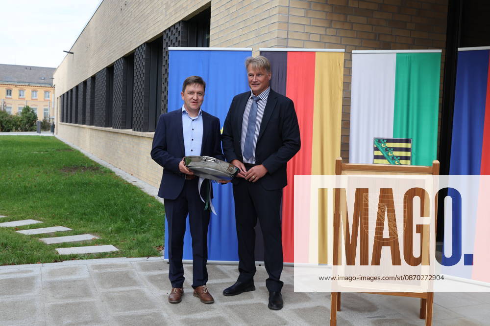 Jaroslaw Golaszewski, Niederlassungsleiter des Staatsbetriebs Sächsisches Immobilien- und Baumanagement Niederlassung Bautzen und Oliver Schmidt, Leitender Regierungsdirektor und Anstaltsleiter der JVA Bautzen. Die Niederlassung Bautzen des Staatsbetriebes Sächsisches Immobilien- und Baumanagement (SIB) hat heute den Neubau der Anstaltsküche in der Justizvollzugsanstalt Bautzen feierlich übergeben. Die bisherige Anstaltsküche war technisch veraltet und genügte nicht mehr den heutigen Anforderungen. Seit 2022 entstand ein moderner dreistöckiger Neubau mit rund 1.400 Quadratmetern Nutzfläche. Er ermöglicht optimale Arbeitsabläufe für Gefangene und Bedienstete bei der Essenszubereitung. Bautzen