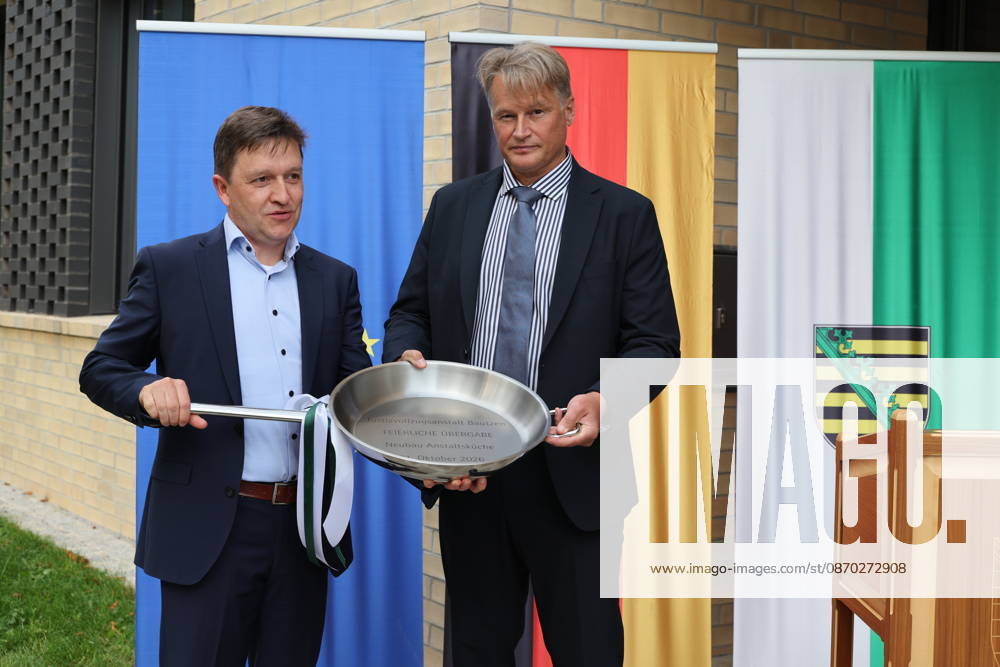 Jaroslaw Golaszewski, Niederlassungsleiter des Staatsbetriebs Sächsisches Immobilien- und Baumanagement Niederlassung Bautzen und Oliver Schmidt, Leitender Regierungsdirektor und Anstaltsleiter der JVA Bautzen. Die Niederlassung Bautzen des Staatsbetriebes Sächsisches Immobilien- und Baumanagement (SIB) hat heute den Neubau der Anstaltsküche in der Justizvollzugsanstalt Bautzen feierlich übergeben. Die bisherige Anstaltsküche war technisch veraltet und genügte nicht mehr den heutigen Anforderungen. Seit 2022 entstand ein moderner dreistöckiger Neubau mit rund 1.400 Quadratmetern Nutzfläche. Er ermöglicht optimale Arbeitsabläufe für Gefangene und Bedienstete bei der Essenszubereitung. Bautzen