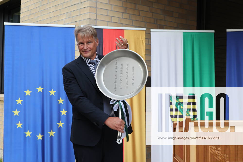 Oliver Schmidt, Leitender Regierungsdirektor und Anstaltsleiter der JVA Bautzen. Die Niederlassung Bautzen des Staatsbetriebes Sächsisches Immobilien- und Baumanagement (SIB) hat heute den Neubau der Anstaltsküche in der Justizvollzugsanstalt Bautzen feierlich übergeben. Die bisherige Anstaltsküche war technisch veraltet und genügte nicht mehr den heutigen Anforderungen. Seit 2022 entstand ein moderner dreistöckiger Neubau mit rund 1.400 Quadratmetern Nutzfläche. Er ermöglicht optimale Arbeitsabläufe für Gefangene und Bedienstete bei der Essenszubereitung. Bautzen