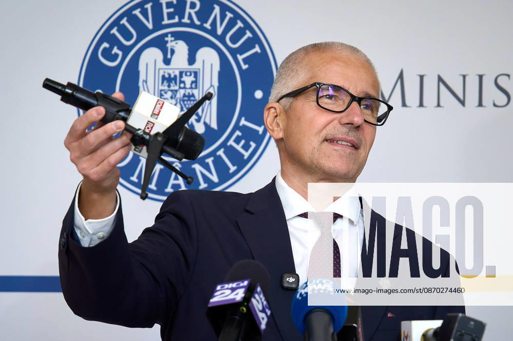 Radu Marinescu, Romanian Minister of Justice, Press Conference Bucharest, Romania. 21st Oct, 2026: Radu Marinescu, Minister of Justice, hands back a fallen microphone during a press conference at the ministry s headquarters. Bucharest Romania