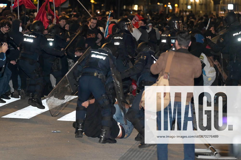 Protests Against Police Repression in A Coruna Police charged at protesters during a demonstration against the police repression that has taken place in recent days, on October 21, 2026, in A Coruna, Galicia, Spain. Abascal’s visit to A Coruna this morning ended with incidents and police charges in María Pita Square. The disturbances left twelve people injured and two arrested. OCTOBER 21, 2026. A Coruna, Galicia A Coruna, Galicia, Spain