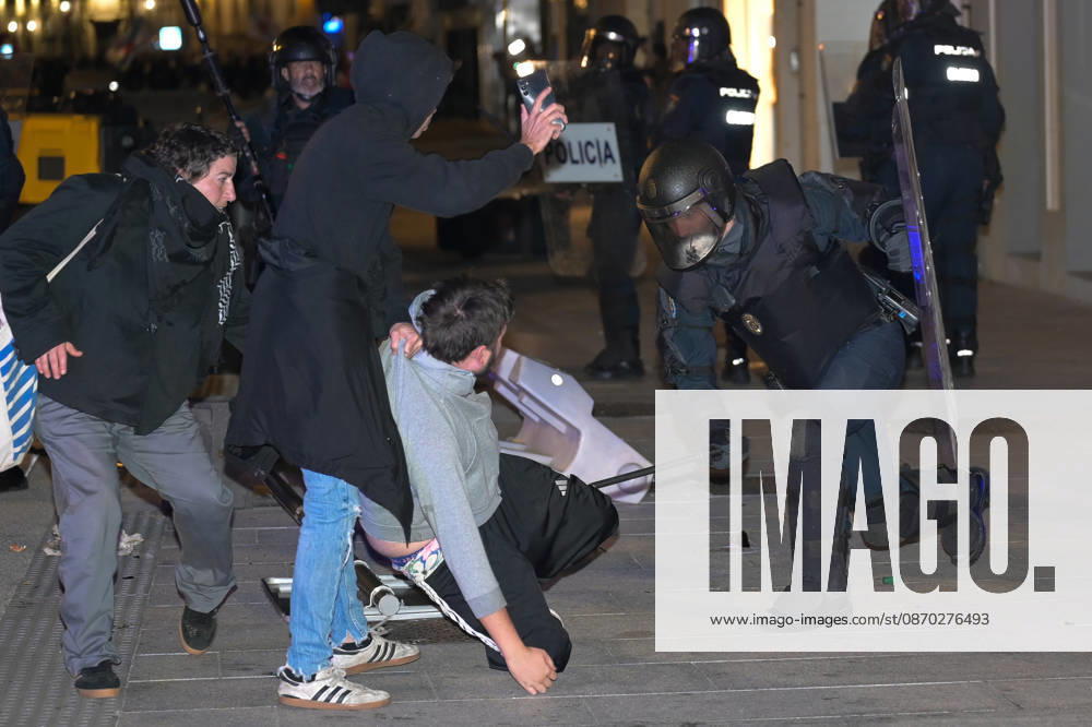 Protests Against Police Repression in A Coruna Police charged at protesters during a demonstration against the police repression that has taken place in recent days, on October 21, 2026, in A Coruna, Galicia, Spain. Abascal’s visit to A Coruna this morning ended with incidents and police charges in María Pita Square. The disturbances left twelve people injured and two arrested. OCTOBER 21, 2026. A Coruna, Galicia A Coruna, Galicia, Spain