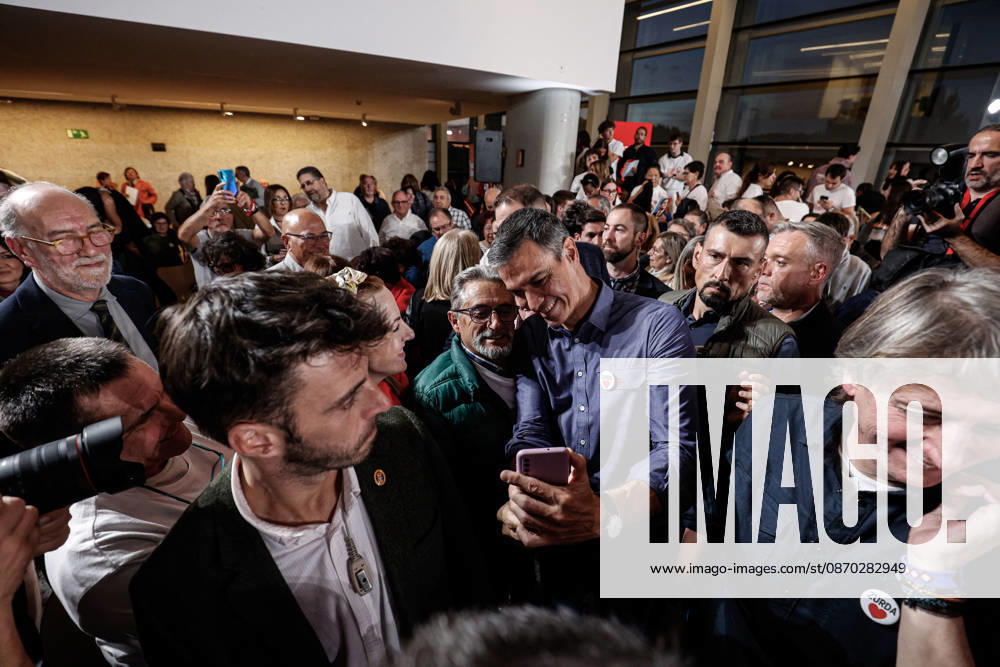 Pedro Sanchez takes a photo with a supporter. Burgos Spain - ZUMAc250 20261021_zip_c250_005