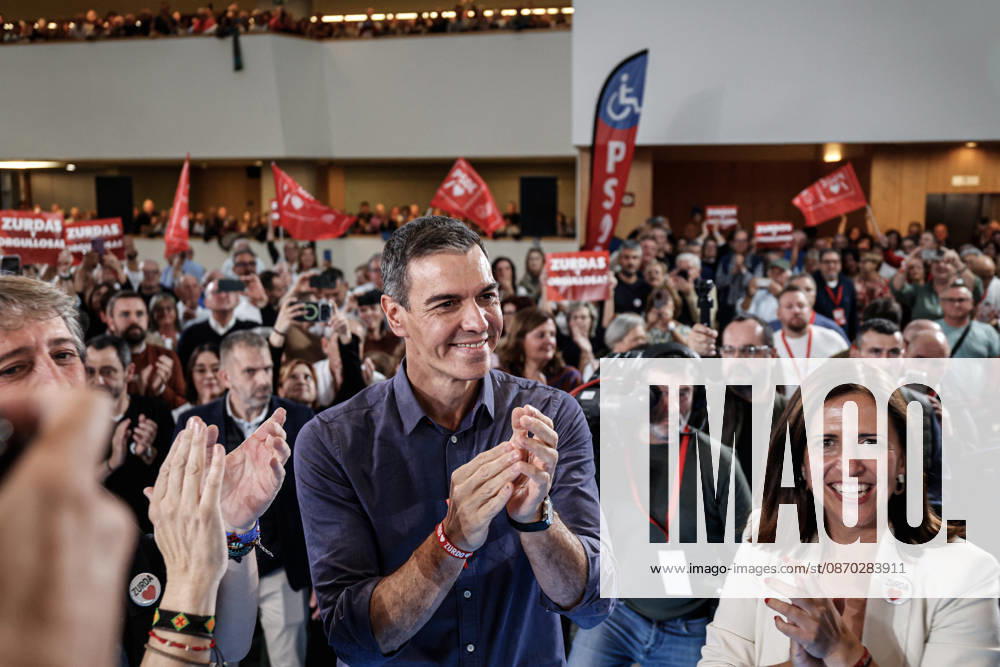 Pedro Sanchez with his party colleagues. Burgos Spain - ZUMAc250 20261021_zip_c250_024