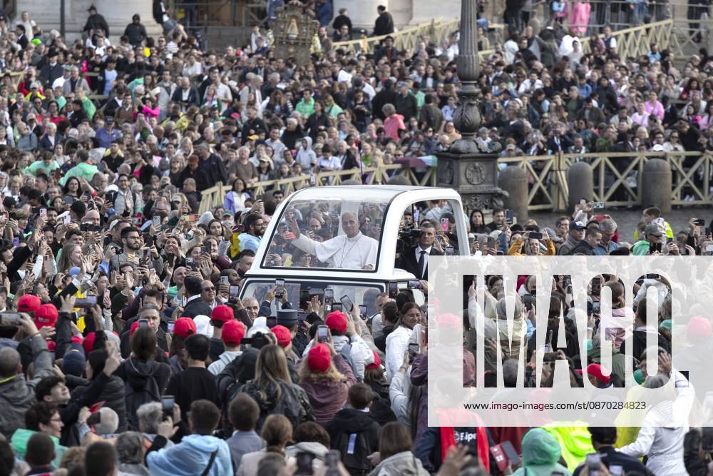Pope Leo XIV waves as he arrives for his weekly general audience in St. Peter s square at the Vatican.Pope Leo XIV during Weekly General Audience in Vatican City Vatican City Vatican - ZUMAs197 20261021_aaa_s197_279